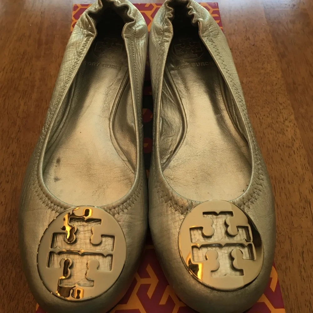 Tory Burch Silver Metallic Reva Ballet Flat Sz 6.5 - Picture 2 of 4